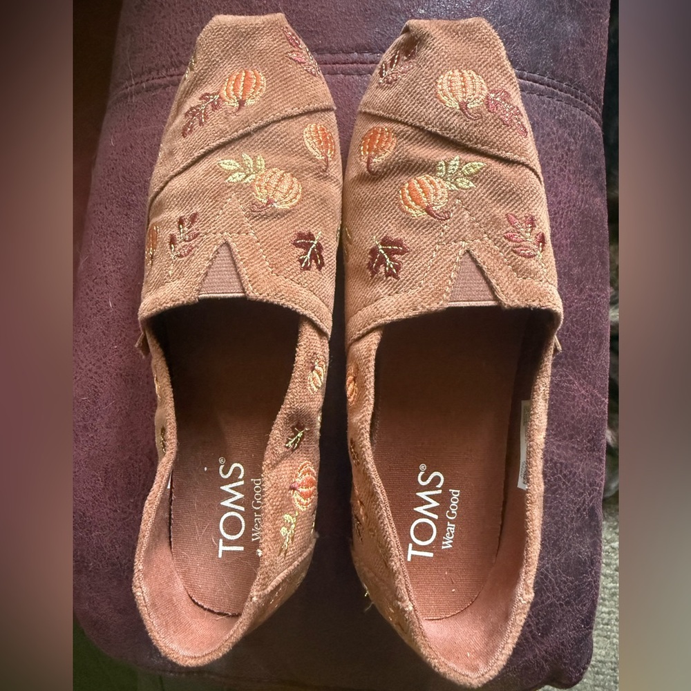 TOMS Women's Brown Embroidered Pumpkin Fall Flats